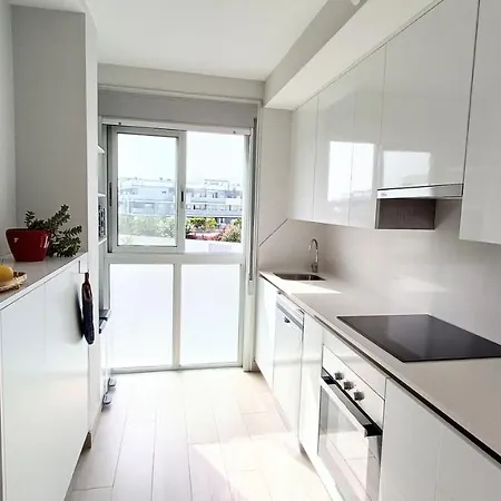 Bright & Spacious 3Br Apt Near Beach, Heated Pool דירה גרנדילה דה אבונה