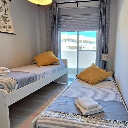 Bright & Spacious 3Br Apt Near Beach, Heated Pool גרנדילה דה אבונה