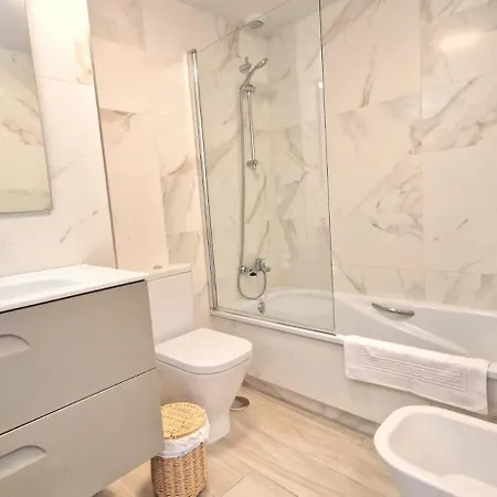 דירה Bright & Spacious 3Br Apt Near Beach, Heated Pool גרנדילה דה אבונה