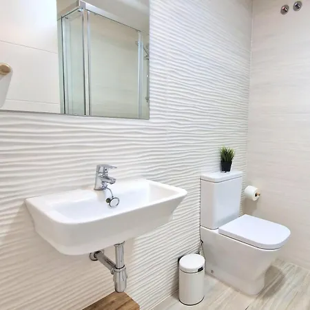 Bright & Spacious 3Br Apt Near Beach, Heated Pool דירה *