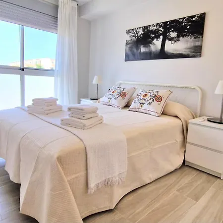 Bright & Spacious 3Br Apt Near Beach, Heated Pool גרנדילה דה אבונה